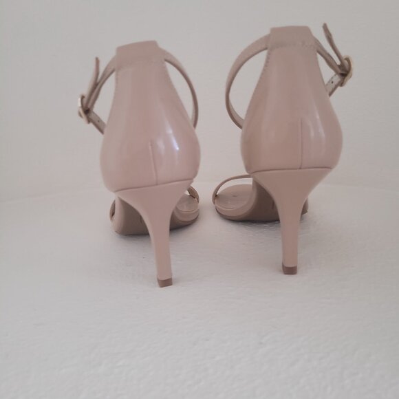 BANDOLINO MADIA HEELED SANDAL, BEIGE PATENT. 7.5M - Picture 4 of 5